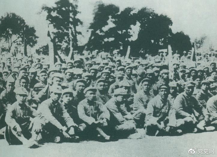 　　卢沟桥事变后的第11天，1937年7月18日，延安召开群众大会，毛泽东发表演说。据当时报载：